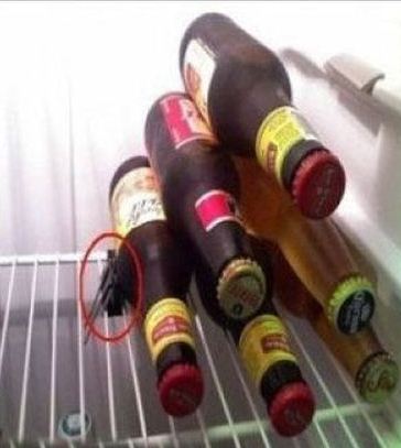 Закрепить бутылки в холодильнике