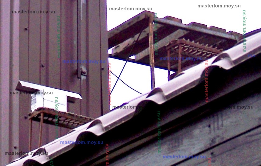самодельная скамья и ступени трубочиста на крыше