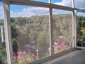 балкон защищен сеткой от насекомых